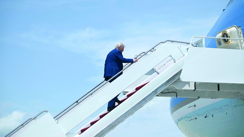 الحادثة وقعت أثناء صعود ترامب إلى الطائرة في طريقه إلى كامب ديفيد الأحد الماضي. أ.ف.ب