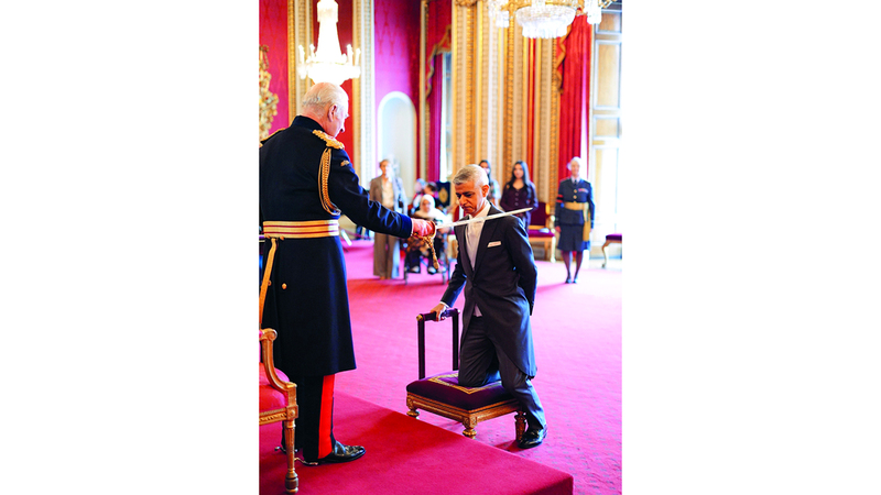 الملك تشارلز كرّم بنفسه خان خلال مراسم أُقيمت في قصر باكنغهام. من المصدر