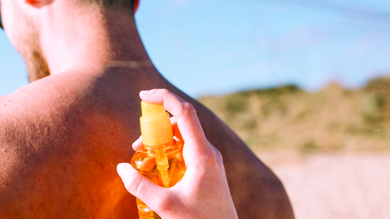 شباب ينجرفون وراء موضة «التان» خلال فصل الصيف. أرشيفية