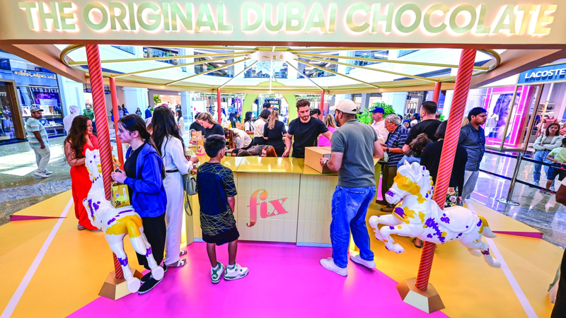 حضور جماهيري واسع شهده إطلاق لوح الشوكولاتة الجديد في «مول الإمارات». تصوير: باتريك كاستيلو 