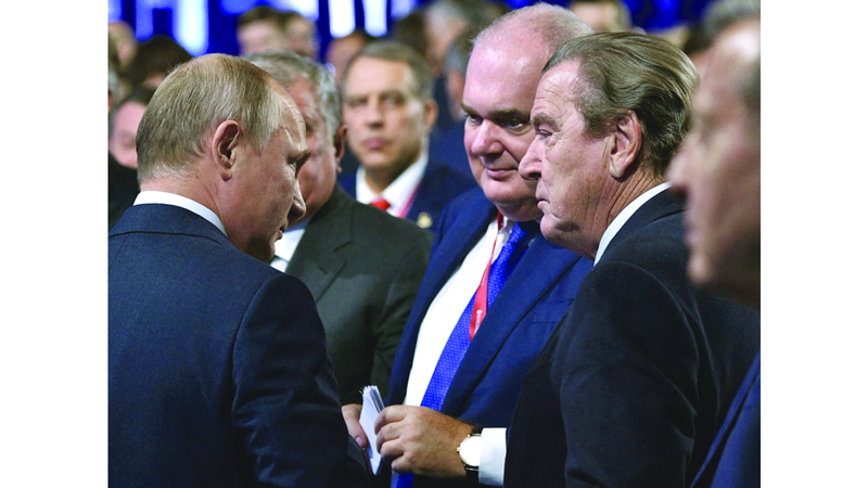 المستشار السابق شرودر يتمتع بعلاقات طيبة مع بوتين. رويترز