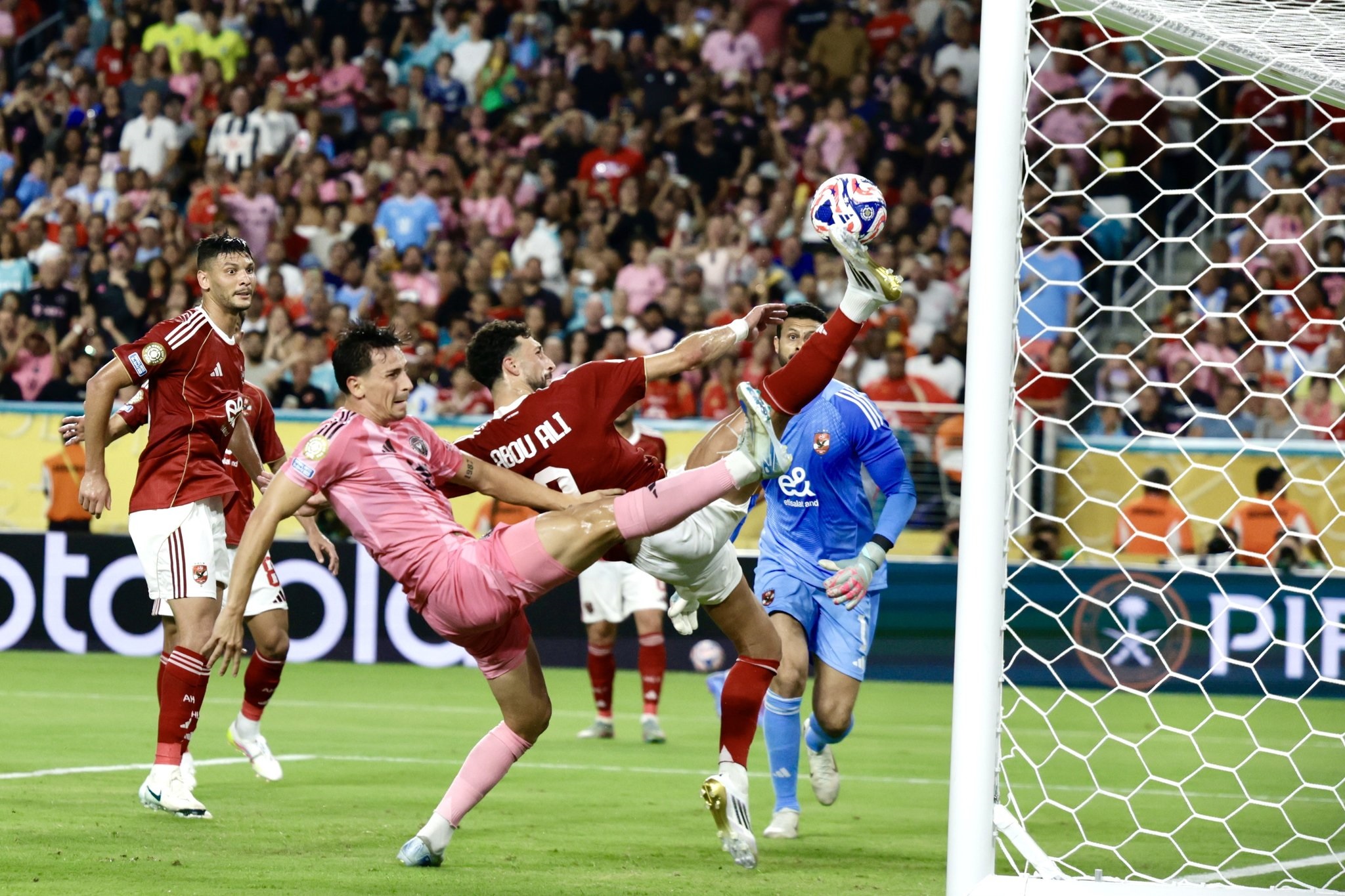 "إنقاذ تاريخي" لشباك الأهلي المصري بطله الفلسطيني وسام أبو علي (فيديو)