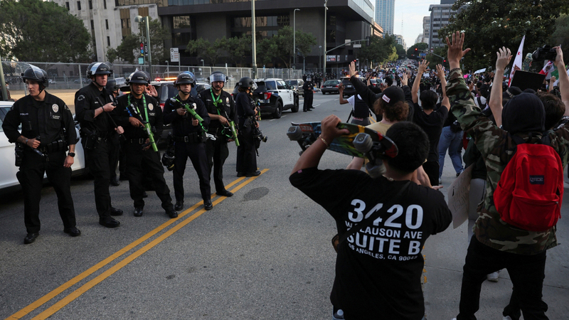 المعيار الدولي للمشاة البحرية بمغادرة لوس أنجلوس