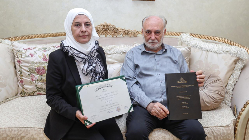 والدا الدكتورة نادية يشعران بمزيج من الفخر والأسى على رحيلها. من المصدر