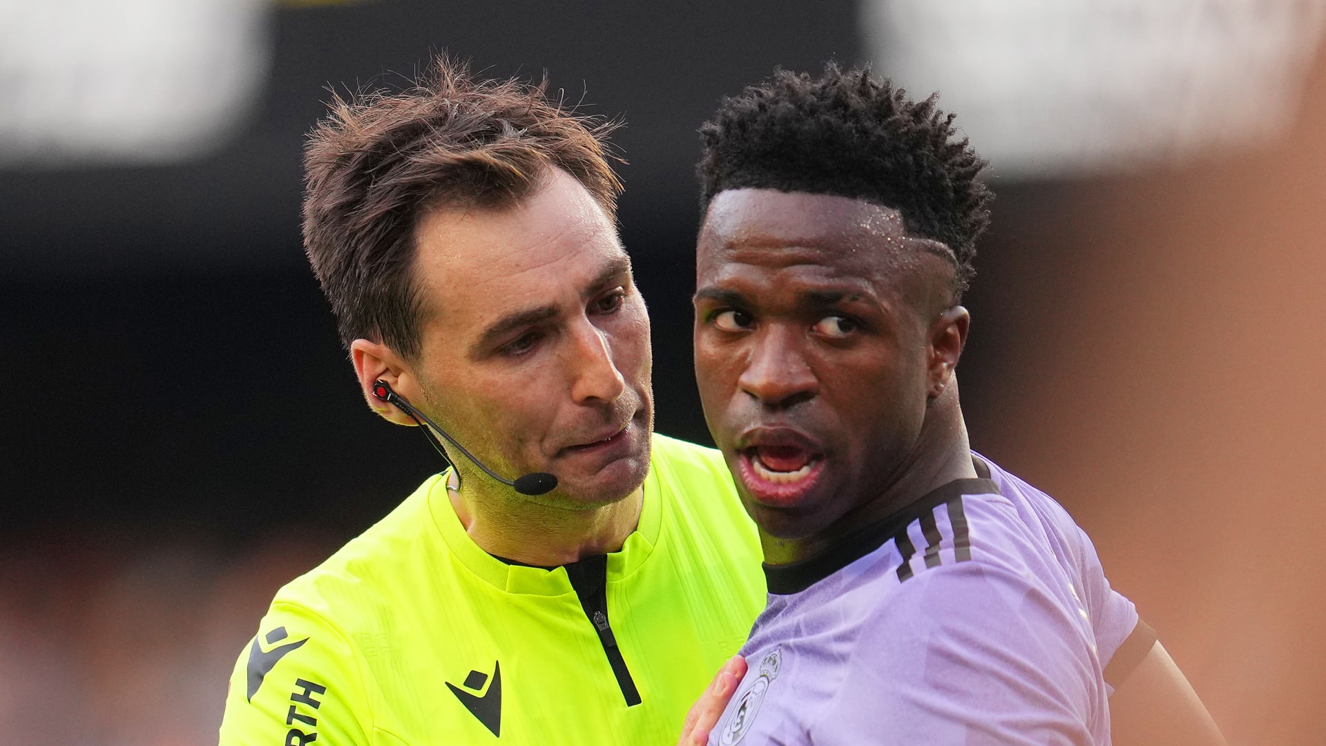 سجن 4 مشجعي من أتلتيكو مدريد بسبب "دمية فينيسيوس"