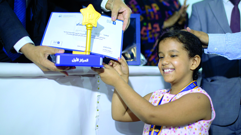 مريم شامخ خلال إعلان فوزها بلقب بطلة تحدي القراءة العربي على مستوى موريتانيا. من المصدر