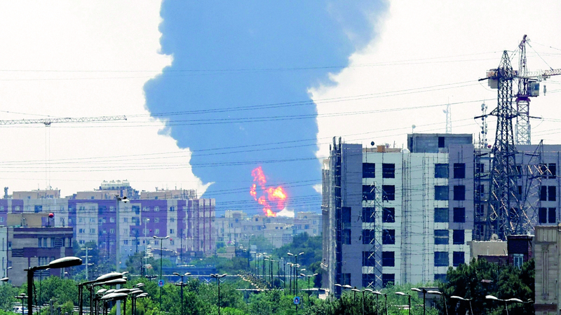 عمود كثيف من الدخان والنيران يتصاعد من مصفاة نفط جنوب طهران. أ.ف.ب