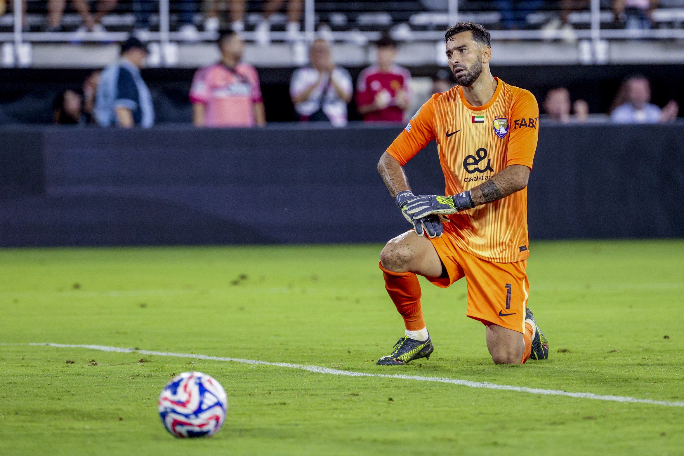 مدرب العين يدافع عن حارس مرماه رغم استقباله 5 أهداف: «لم يكن في موقف سهل»
