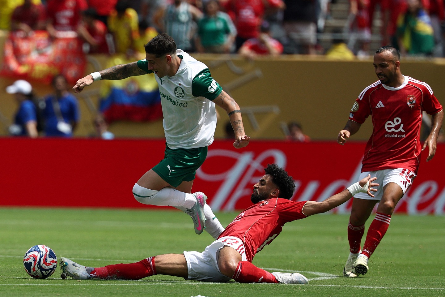 بالميراس يهزم الأهلي بثنائية في مباراة توقفت بسبب عاصفة متوقعة