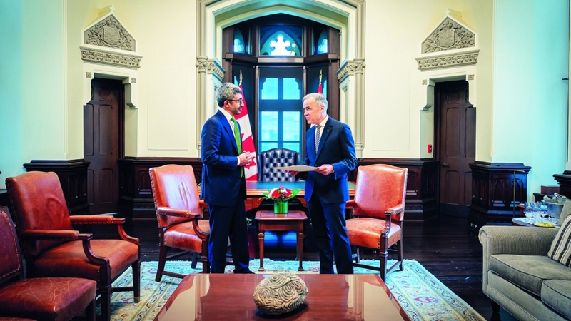 عبدالله بن زايد خلال لقائه رئيس وزراء كندا. وام