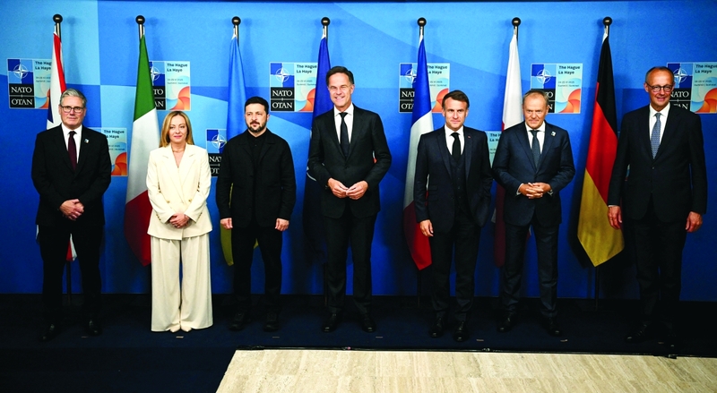 ستارمر وماكرون يحاولان طمأنة أوكرانيا بعد عدم إعطائها أولوية في قمة «الناتو» الأخيرة. رويترز