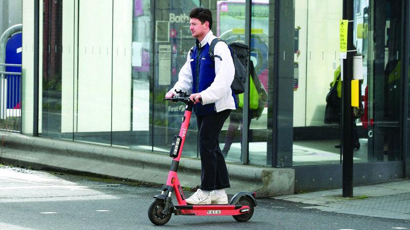 قانون السير الجديد حظر على مستخدمي &laquo;السكوتر&raquo; الوقوف في نهر الطريق أو عبوره إلا من خلال الأماكن المخصصة لذلك. من المصدر