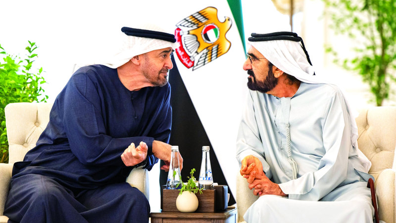 رئيس الدولة خلال استقباله محمد بن راشد بقصر البحر في أبوظبي. من المصدر