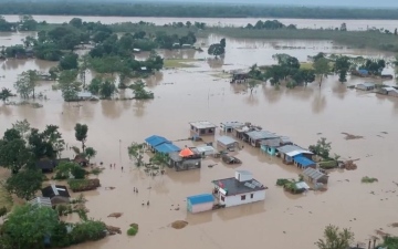 الصورة: مصرع 8 أشخاص وفقدان 31 بفيضانات على الحدود الصينية النيبالية