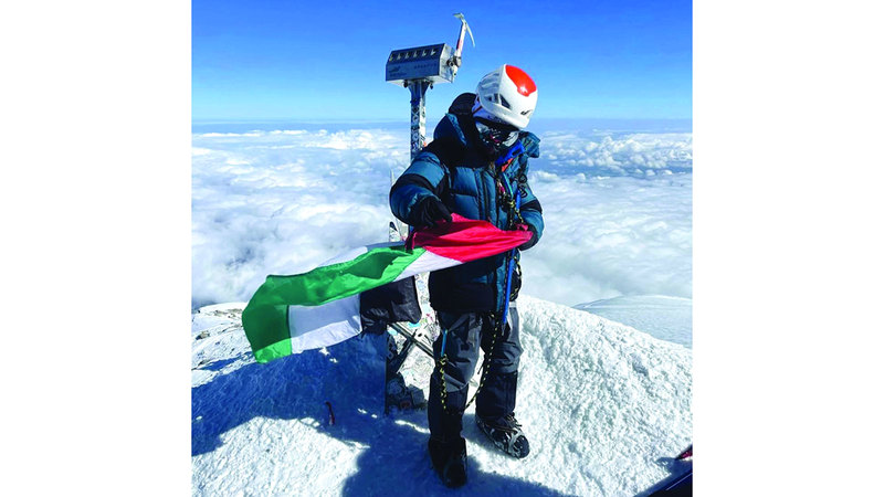 فاطمة العوضي تمكنت من بلوغ قمة جبل إلبروس في روسيا البالغ ارتفاعه 5642 متراً. وام