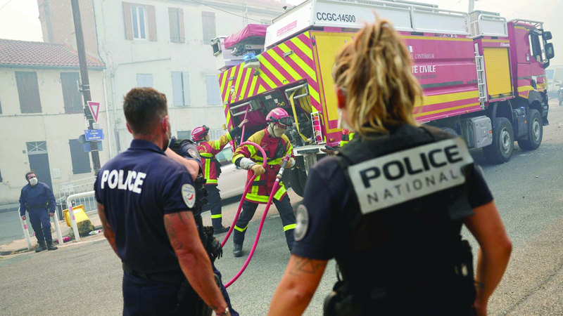 عناصر الشرطة تدعم رجال الإطفاء في ضواحي مرسيليا. أ.ف.ب