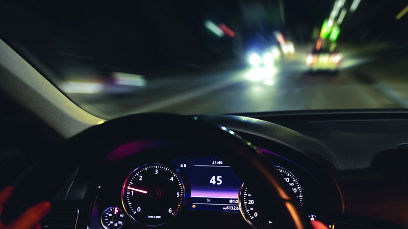 إضاءة المركبة أحد عناصر السلامة المرورية التي يجب على السائق الالتزام بها. أرشيفية