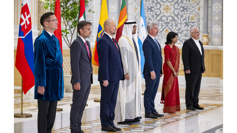 رئيس الدولة خلال مراسم تسلمه أوراق اعتماد عدد من السفراء الجدد المعيّنين في الإمارات. من المصدر