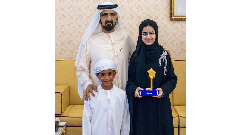 محمد بن راشد خلال لقائه سعيد بن حمدان آل نهيان وريم عادل أحمد الزرعوني الفائزَين بتحدي القراءة العربي في الإمارات. من المصدر