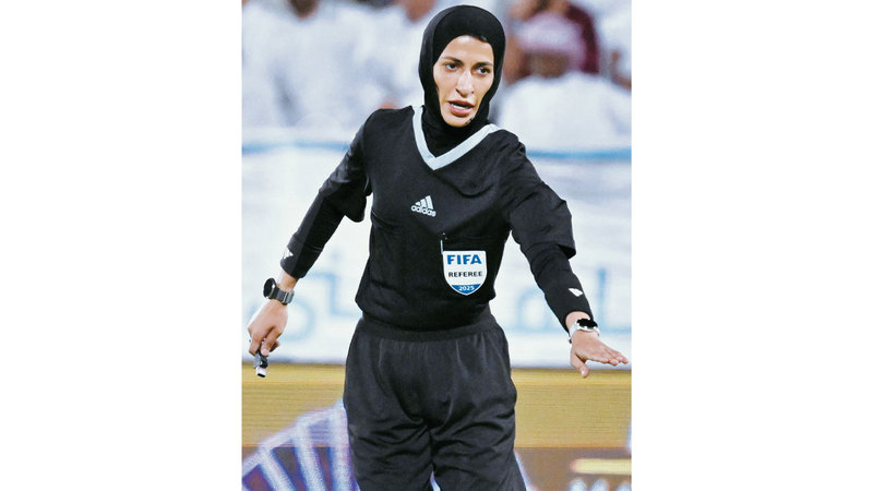 الحكمة الإماراتية روضة المنصوري أدارت العديد من المباريات القوية في دوري المحترفين. تصوير: إريك أرازاس