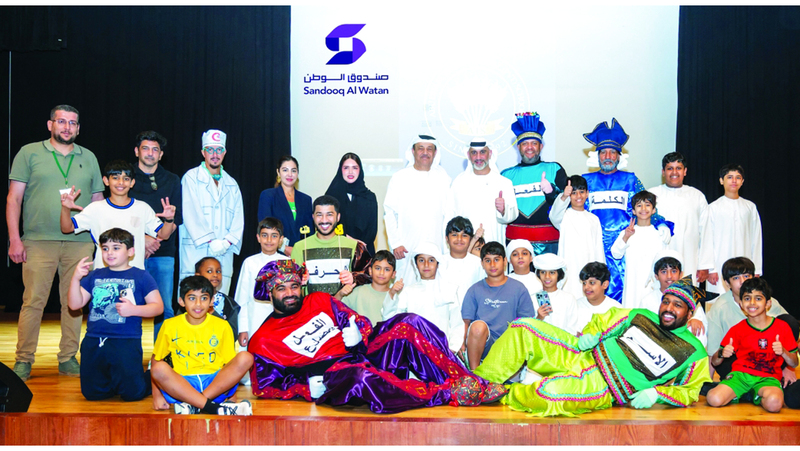 القرقاوي وصالح وأبطال مسرحية &laquo;الحرف في مهمة رسمية&raquo;. من المصدر