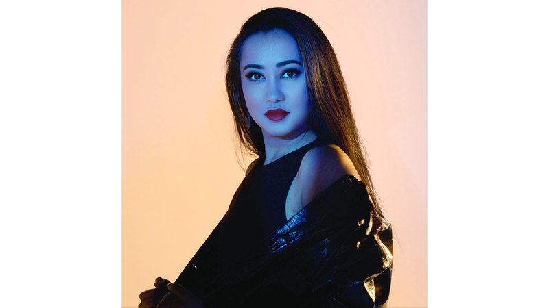 «أكمارال » تنسق الموسيقى خلال انطلاقة «قهوة بيتس ». من المصدر