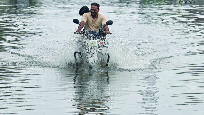 الفيضانات على الطرق أوقفت حركة المرور. أ.ف.ب