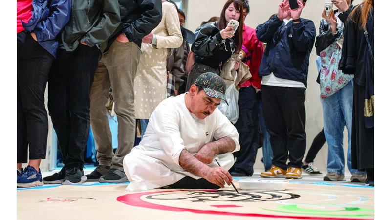 الخطاط الإماراتي محمد مندي خلال أحد العروض الفنية. من المصدر