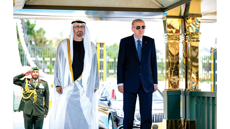 رئيس الدولة لدى وصوله إلى أنقرة.. والرئيس التركي في مقدمة مستقبليه. وام