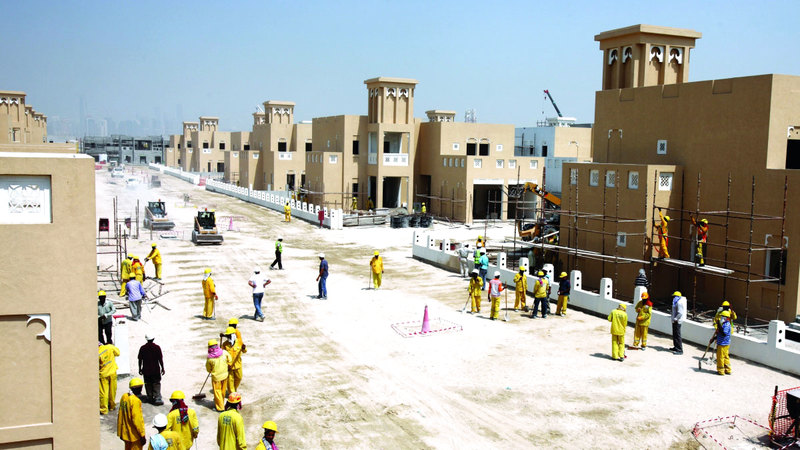 مواطنون أكدوا أن القانون سيوفر آلية تضمن إنجاز مساكنهم في الوقت المحدد. أرشيفية