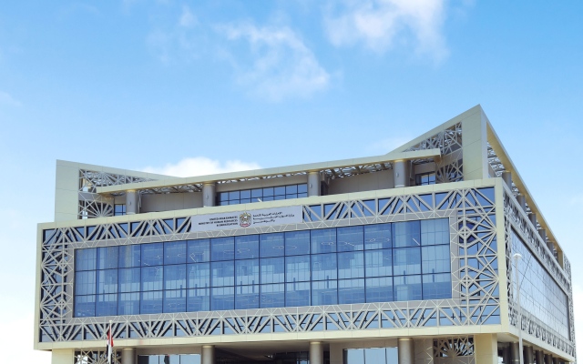 الصورة: &laquo;الموارد البشرية&raquo; تدعو شركات القطاع الخاص إلى توخي الحيطة والحذر في مواقع العمل يومي الخميس والجمعة