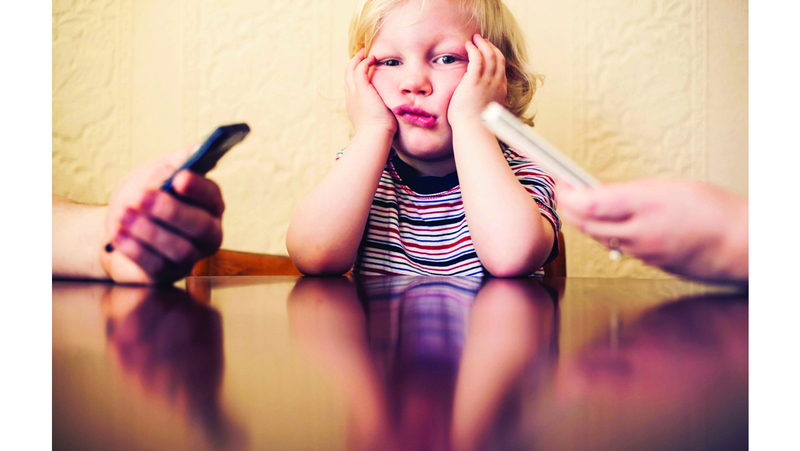 أوقات الفراغ الطويلة تقود الأبناء إلى قضاء أوقات طويلة أمام الأجهزة الإلكترونية. أرشيفية