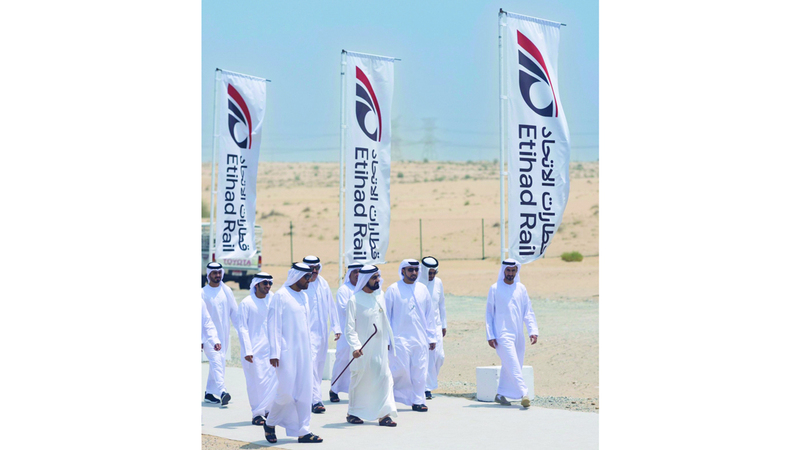 محمد بن راشد خلال تفقّده قطار الاتحاد. من المصدر