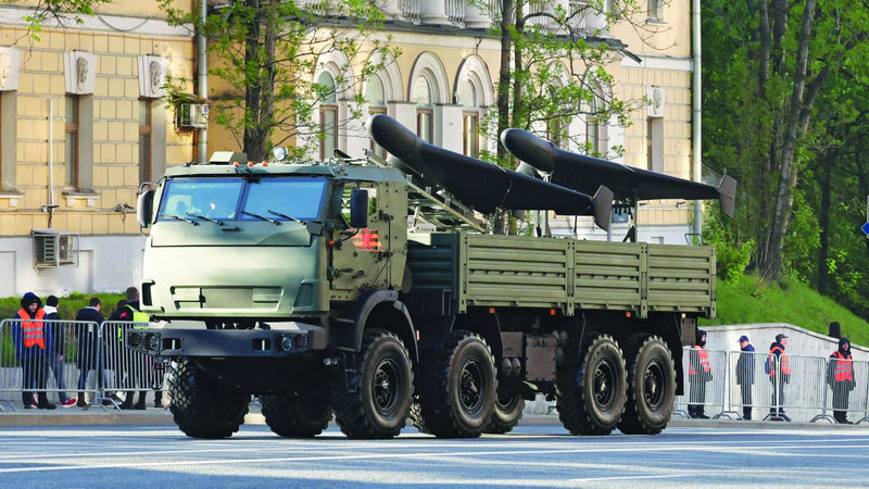 شاحنة عسكرية تحمل مسيّرتين من نوع &laquo;غيران 2&raquo;. رويترز