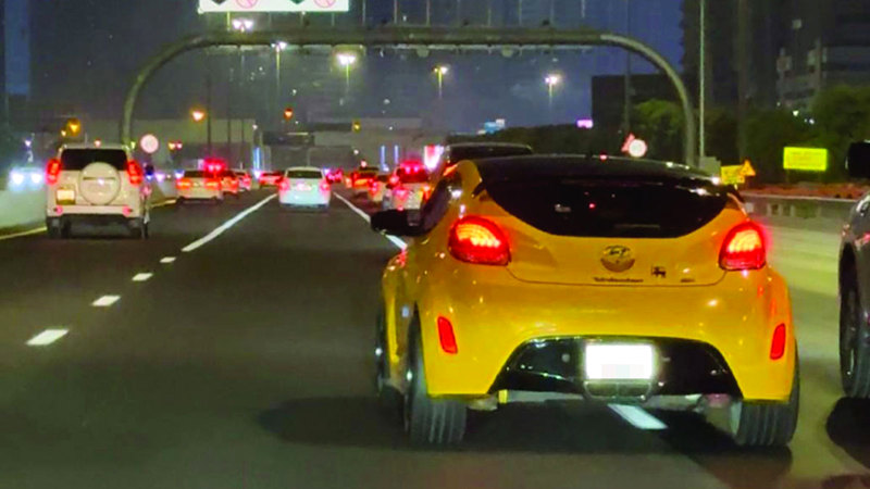 لقطة من مقطع الفيديو الذي يبين تصرف السائق بطريقة غير متزنة على الطريق. من المصدر