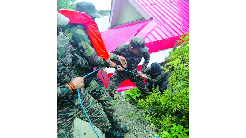 أفراد من الجيش يحاولون إنقاذ أشخاص عالقين. رويترز