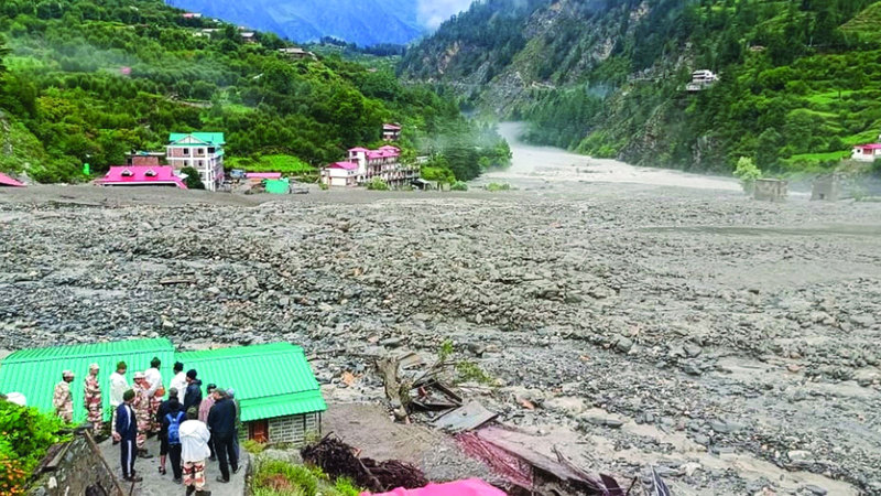 الأمطار الغزيرة والطرق المغلقة أعاقتا جهود الإنقاذ. رويترز