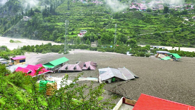 السيول ألحقت دماراً كبيراً بالبلدة.  رويترز