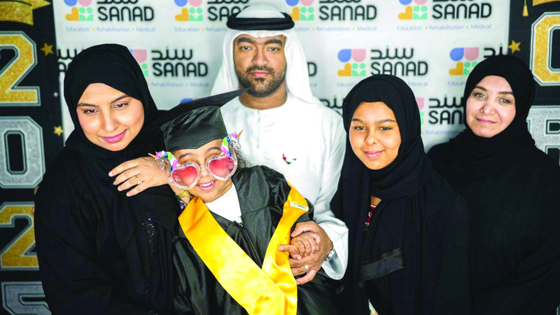 «حور» محاطة بدفء عائلتها في قرية «سند» خلال الاحتفال بـ«تخرجها». الإمارات اليوم