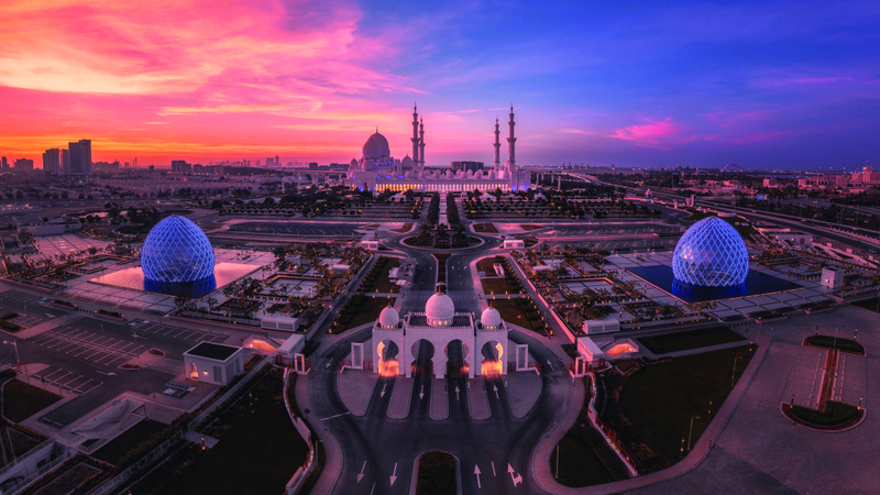 جامع الشيخ زايد الكبير في أبوظبي نموذج معماري فريد للعمارة الإسلامية. وام