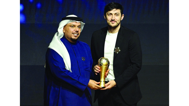 سردار آزمون وباولو سوزا يتسلمان جائزتي أفضل لاعب وأفضل مدرب. تصوير: نجيب محمد