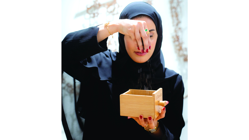 فاطمة الموسوي أكدت أن متذوق الشاي العادي يختلف عن صاحب المعرفة. تصوير: يماني العفاري