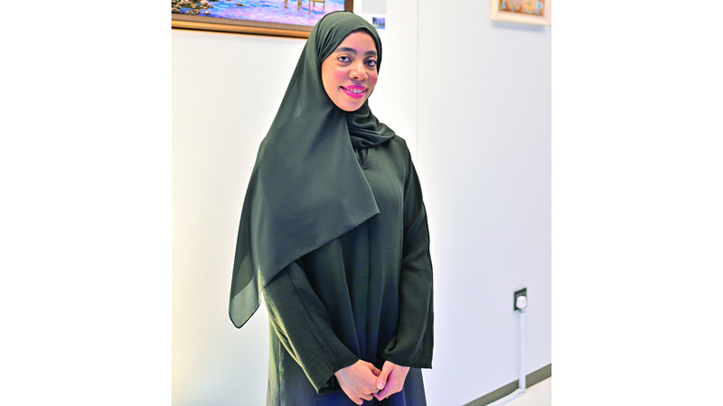 دانة الجنيبي: أنظر إلى اللوحة كما لو أنها شخصية تتحدث إليّ.. وتعلمت هذه الحرفة من عائلتي.