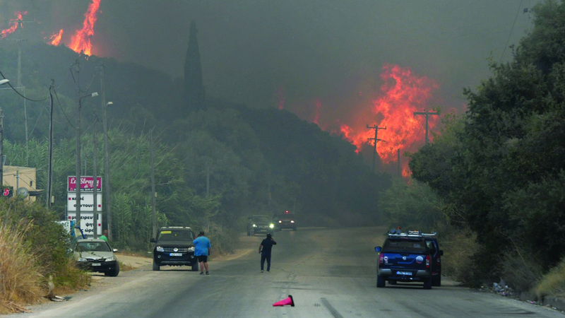 الرياح والجفاف ساهما في انتشار الحرائق.  إي.بي.إيه