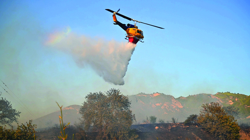 طائرة مروحية تكافح الحرائق غرب اليونان. إي.بي.إيه