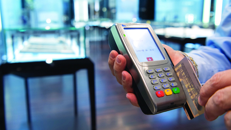 السداد ببطاقات الإئتمان يتيح الاستفادة من عروض تقسيط الدفعات التي تطرحها البنوك. تصةير: احمد عرديتي