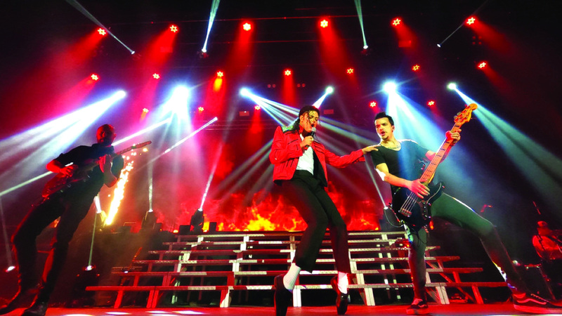 البرازيلي رودريغو تيرز يستعيد إرث مايكل جاكسون في دبي أوبرا، مع الأغنيات المفضلة للفنان الراحل.