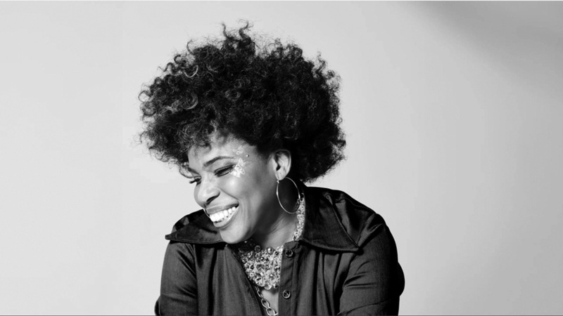 على خشبة «كوكا كولا أرينا»، تُقدّم مغنية السول، مايسي غراي، حفلاً غنائياً ضمن جولتها العالمية للذكرى الـ25 لإطلاق ألبوم «هاو إز لايف أون».