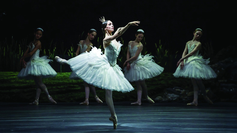 أعظم روائع الباليه «بحيرة البجع» لتشايكوفسكي تعود إلى خشبة دبي أوبرا. من المصدر