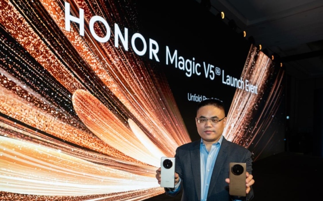 الصورة: علامة HONOR تكشف عن هاتف HONOR Magic V5 القابل للطي خلال حدث إطلاق إقليمي فاخر في دبي